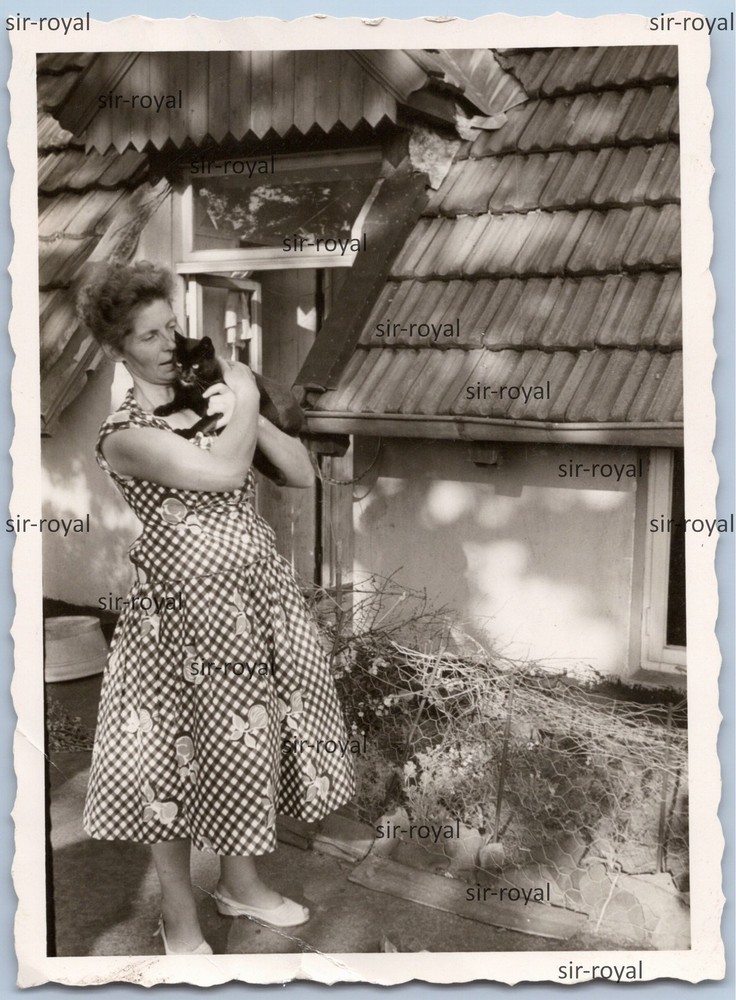 Woman with Black Cat in Her Arm – 1960s – Oldenburg? Photo 7x10cm