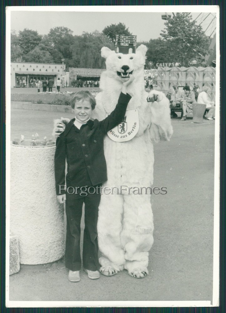 Foto kleiner Junge posiert mit Eisbär Berlin DDR LITTLE BOY w POLARBEAR Photo