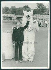 Foto kleiner Junge posiert mit Eisbär Berlin DDR LITTLE BOY w POLARBEAR Photo