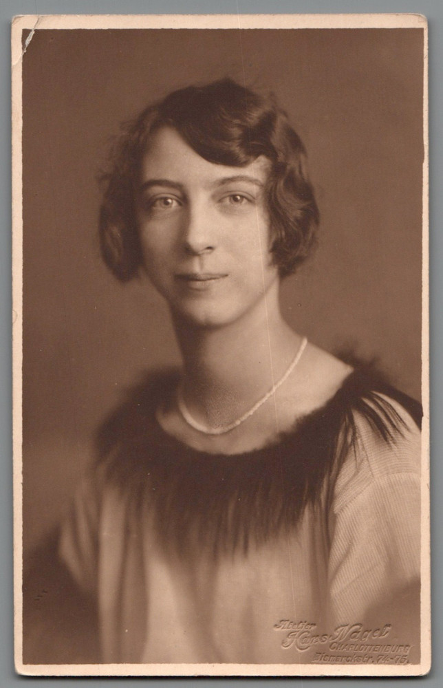 Photo young pretty lady studio Hans Nagel Charlottenburg Berlin F1302