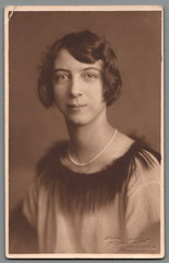 Photo young pretty lady studio Hans Nagel Charlottenburg Berlin F1302