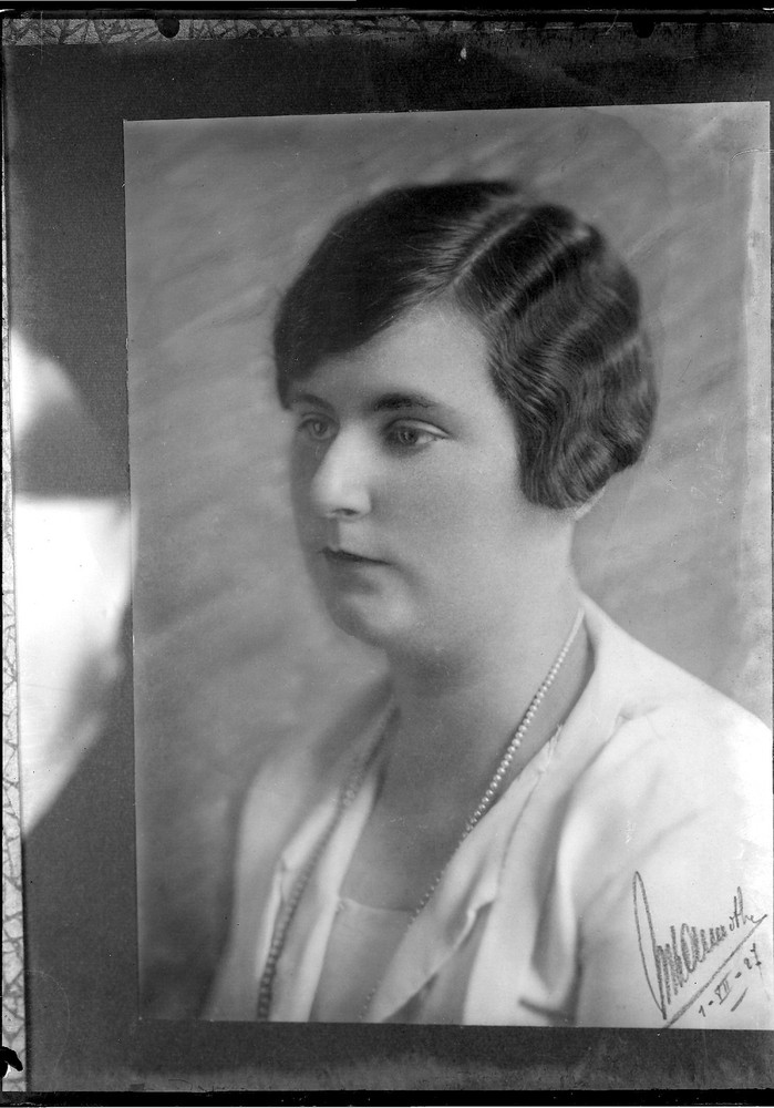 Portrait Young Female IN Photo – Antique Negative 13×18 Photo Glasses On. 1920 30