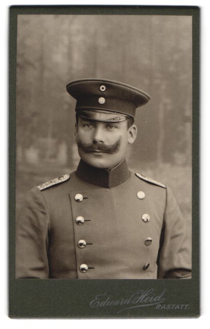 Photograph Eduard Heid, Rastatt, Kriegstraße 19, officer in uniform Rgt. 13 mi