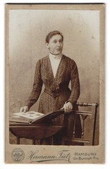 Photograph Hermann Tietz, Hamburg, size Burstah 12-14, portrait young lady in class