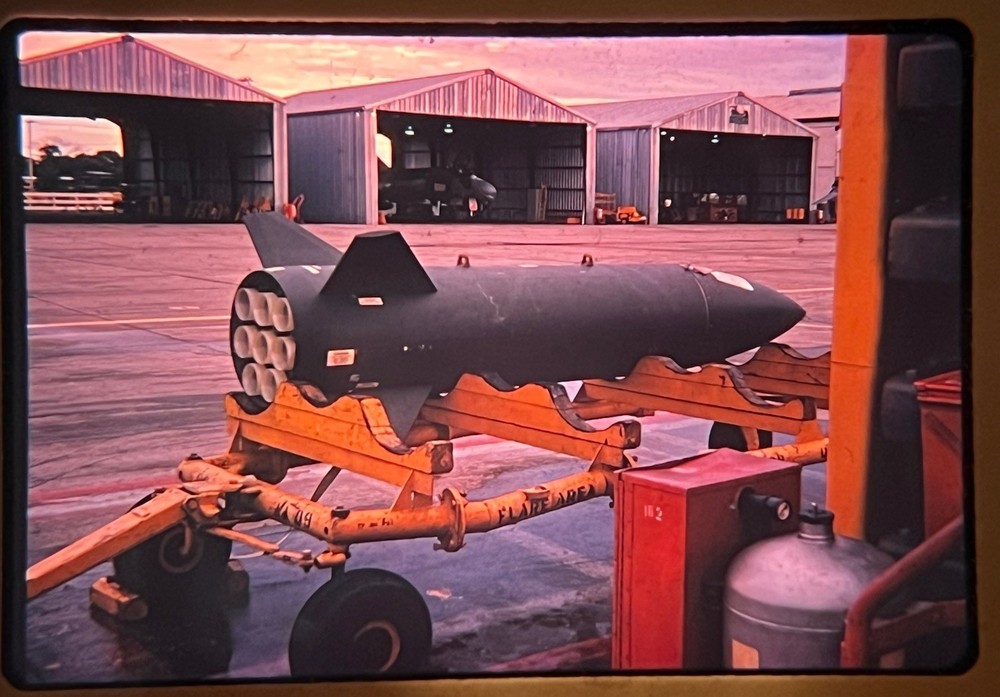 VIETNAM 1970/71 UBON Thailand 35MM SLIDE USAF MISSILES Being LOADED F-4 PHANTOM