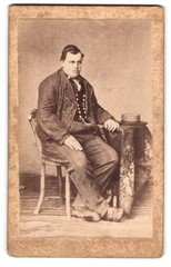 Photography Eduard Helmstetter, Rosenheim, commoner sitting at the table