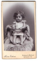 Photograph Franz Erkens, Berlin-Steglitz, Schlossstraße 85, little girl sit