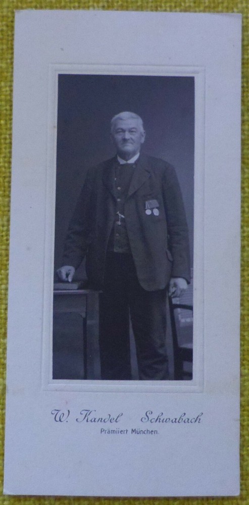 CDV-Fotografie W.Kandel, Schwabach – Potrait Mann mit Orden (30-17)