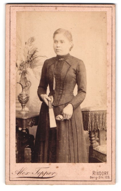 Photograph Alex Tepper, Rixdorf, Berg-Str. 123, young handsome woman with sc
