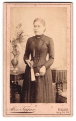 Photograph Alex Tepper, Rixdorf, Berg-Str. 123, young handsome woman with sc