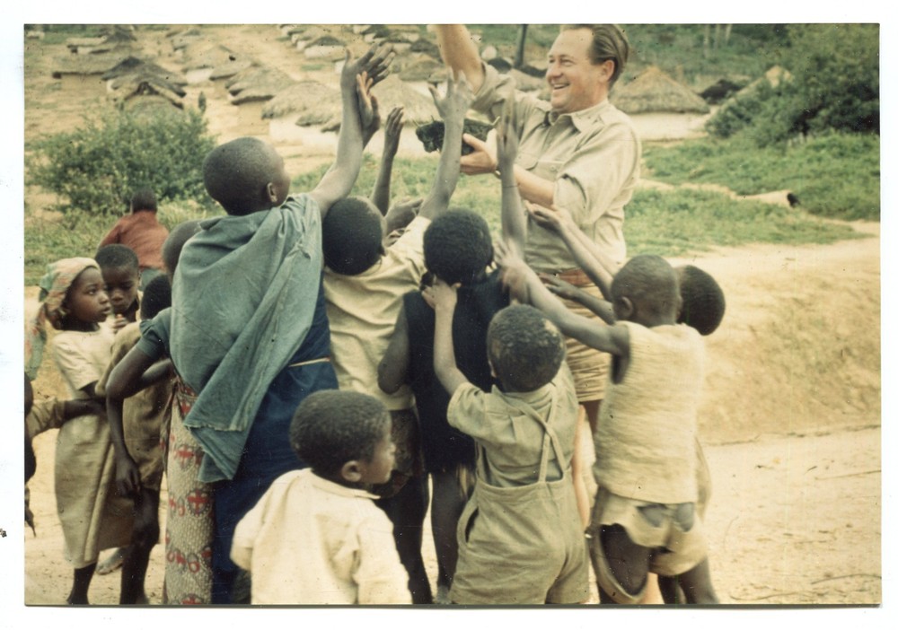 2x Vintage Photo Distribution of Gifts in Africa, 1950s, 1960s, 12x18cm