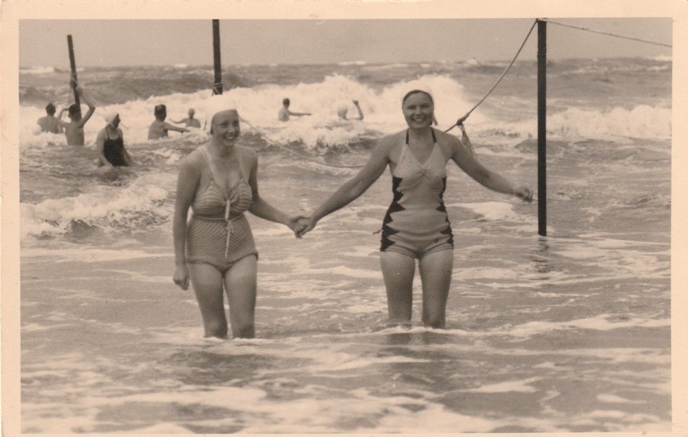 Photo Postcard Beautiful Women in Swimsuit Fashion Snapshot 1940s-B-2