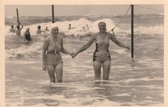 Photo Postcard Beautiful Women in Swimsuit Fashion Snapshot 1940s-B-2