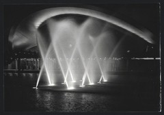 Photography Berlin, Congress Hall behind water fountains at night