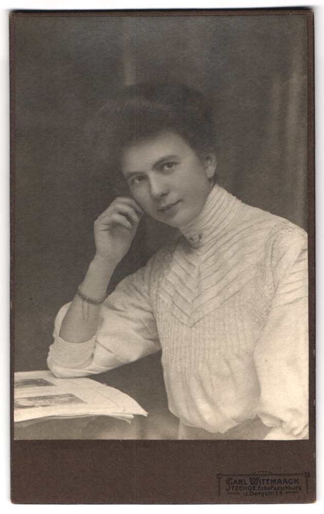 Photograph Carl Wittmaack, Itzehoe, Bergstraße 1a, young woman in fine dress,