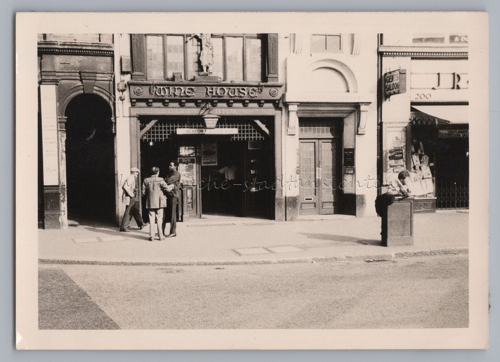 London England – Streetlife WINE HOUSE Gents Saloon – Vintage Photo 1960s