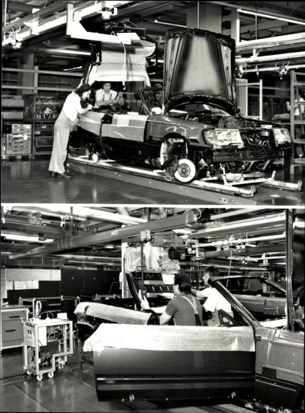 Photo Mercedes Benz Cabriolet 300 CE 24 in the production hall,… – 10772869