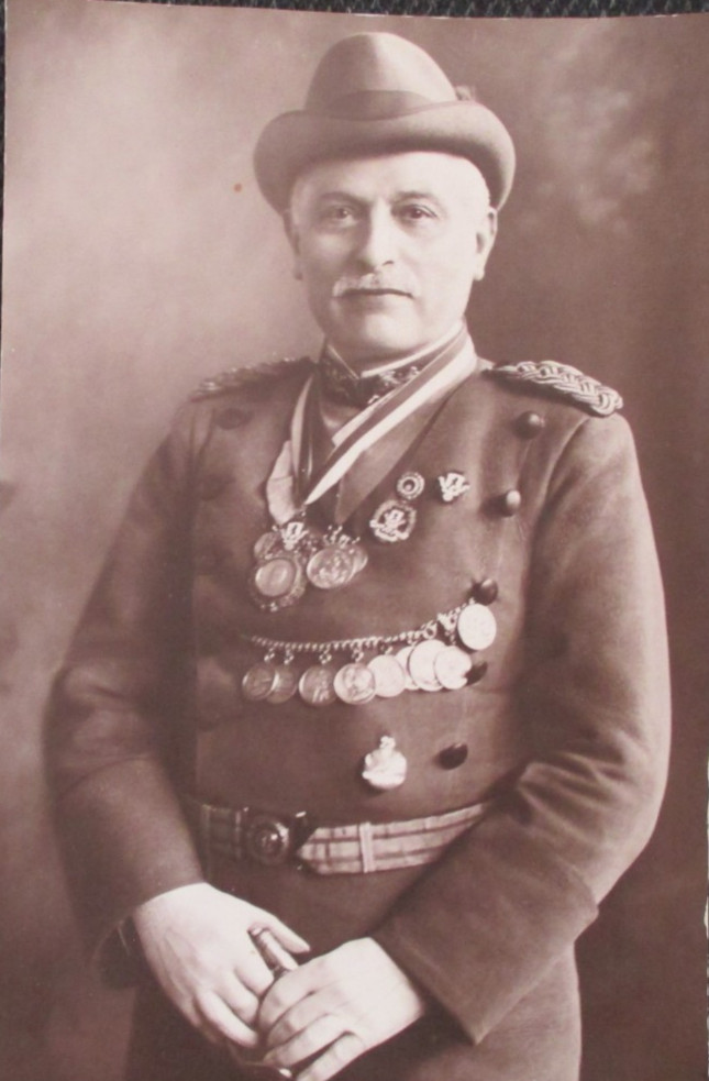 Heritage Private Photo circa 1935! magnificent rifleman shooting king many medals & badges