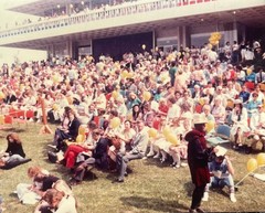 CAL ARTS 1981 Graduation PHOTO California Institute of the Arts CROWD AUDIENCE 2