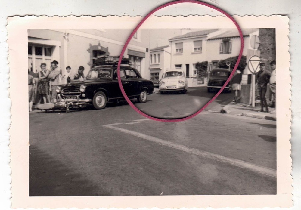 Photo Photo Car Automobiles Accident Peugeot 403 against Motorcycle