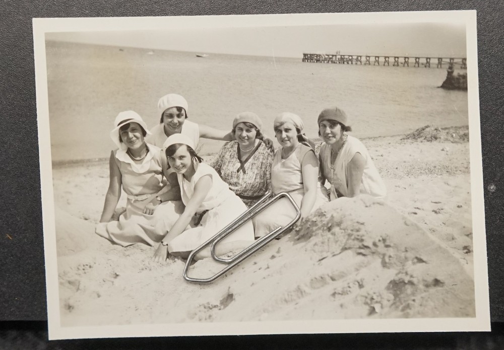 Photo portrait Niendorf 1931 young women pier Timmendorfer beach hat cap