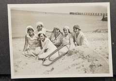 Photo portrait Niendorf 1931 young women pier Timmendorfer beach hat cap