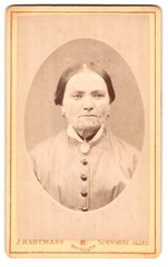 Photograph J. Hartmann, Bayreuth, Schwarze Allee, portrait elderly lady with collar
