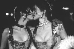 5##Photo negative film -Vintage- Kissing women – Lesbian couple – Love – Kiss
