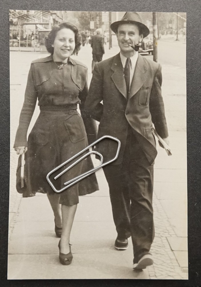 Photo Portrait Young Woman Man Hat Pipe View Berlin Street Sidewalk Model Picture