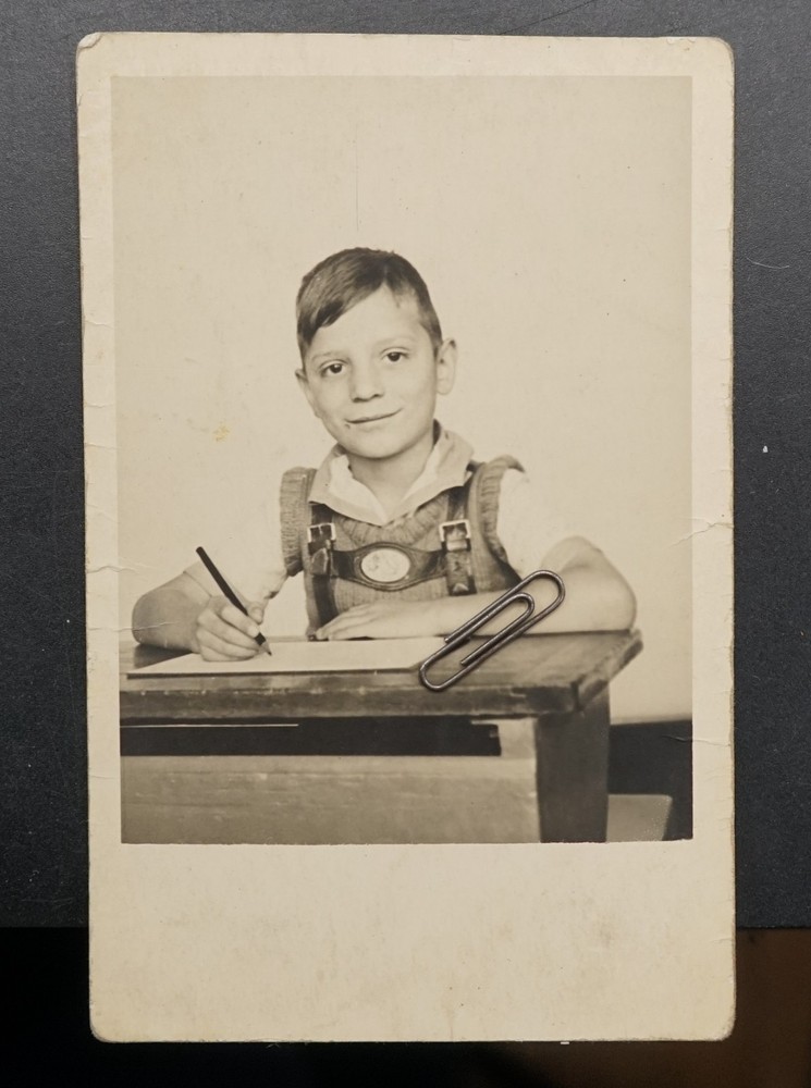 Photo portrait young child teenager Hanover 1938 school classroom costume picture