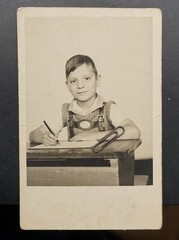 Photo portrait young child teenager Hanover 1938 school classroom costume picture