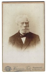 Photograph Hermann Tietz, Hamburg, size Burstah 12-14, older gentleman in suit with