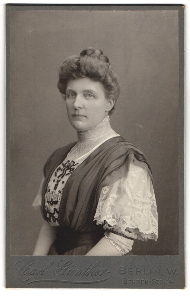 Photograph Carl Günther, Berlin, Behren-Str. 24, young lady in fitted dress