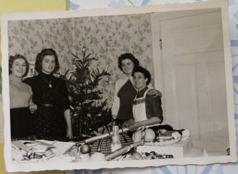 Photo 10x7cm woman girl women Christmas Xmas gifts Christmas tree vintage BG