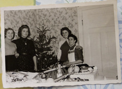 Photo 10x7cm woman girl women Christmas Xmas gifts Christmas tree vintage BG