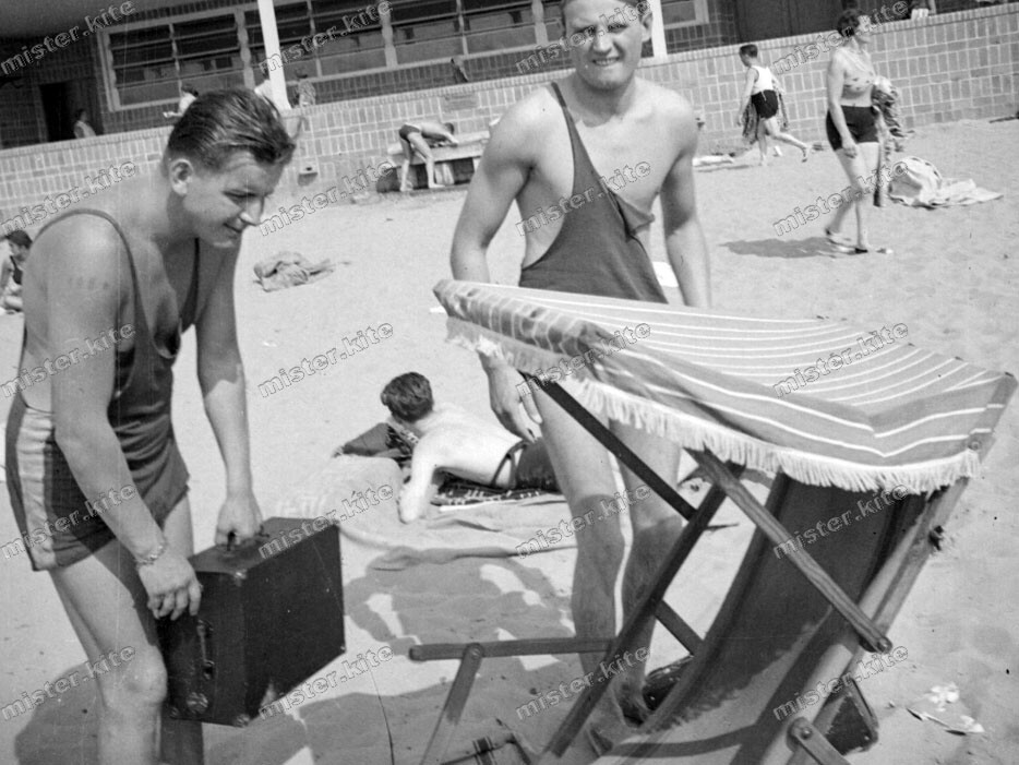 Beach life-1920/30-fashion-cute happy young-boy-men-boys-trunks-swimsuit-nude-4
