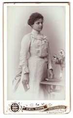 Photograph Emil Hoppe, Hartmannsdorf near Burgstädt, portrait of a young woman mi