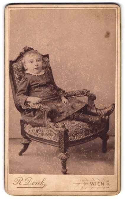 Photograph R. Denk, Vienna-Fünfhaus, Schönbrunnerstrasse 19, portrait little girl
