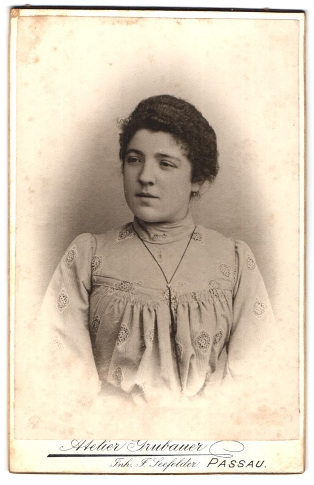 Photograph J. Seefelder, Passau, Steinweg 238 1/2, Young Lady in Fashionable Kle