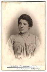 Photograph J. Seefelder, Passau, Steinweg 238 1/2, Young Lady in Fashionable Kle