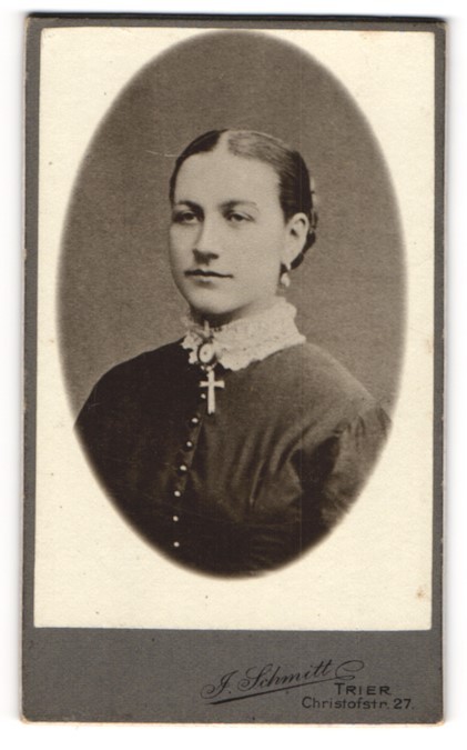 Photograph I. Schmitt, Trier, Christofstraße 27, pretty woman in high-necked