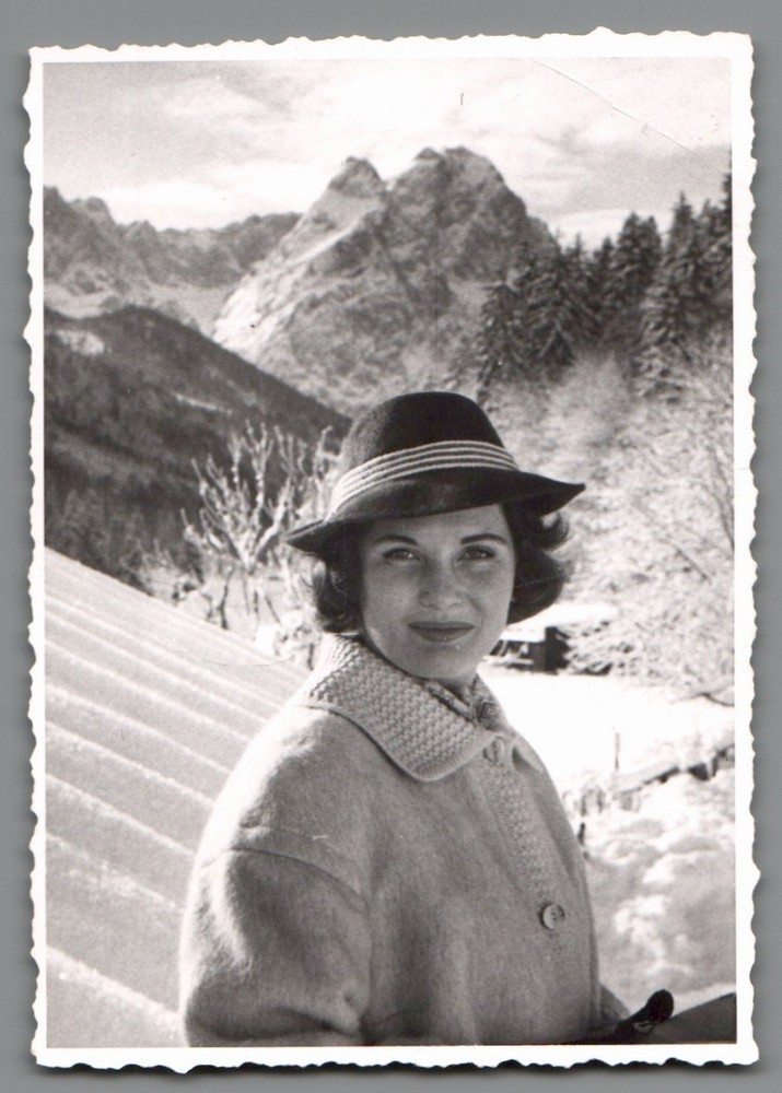 Photo Pretty Lady in Snow Mountains Alps Winter Costume Hat 1940s (K1097)