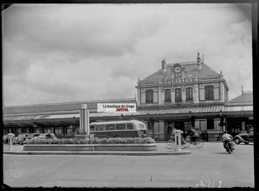 Old Black And White Photo Glass Plate Negative 13X18 CM Vichy Train Station Bus