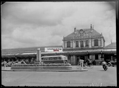 Old Black And White Photo Glass Plate Negative 13X18 CM Vichy Train Station Bus