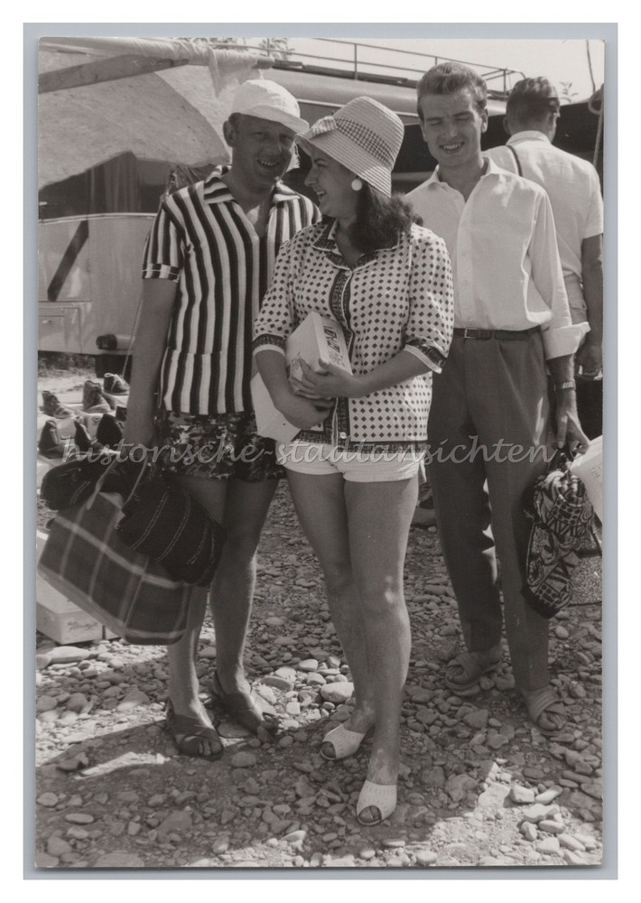 Women & Men in 1950s Fashion – Hats & Bags – Gabicce Mare – Photo
