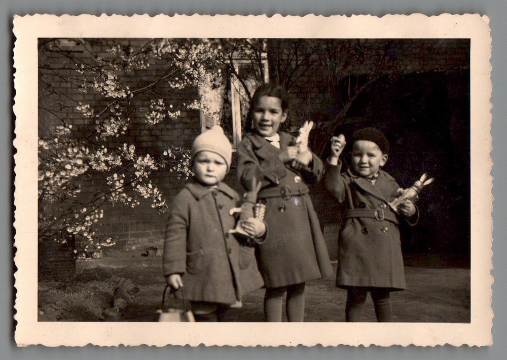 2 photos children Easter Buttstadt Thuringia Easter bunnies bundle (f1265)