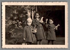 2 photos children Easter Buttstadt Thuringia Easter bunnies bundle (f1265)