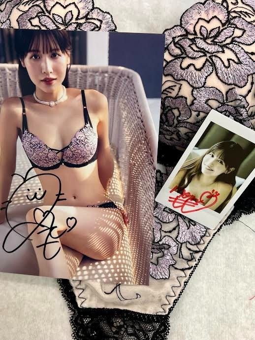 Momo Sakura autographed cheki photo and bonus item.