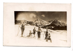 10866 Photo Memory In The Mountains * Ski & Sled Group * Women, Children 1935