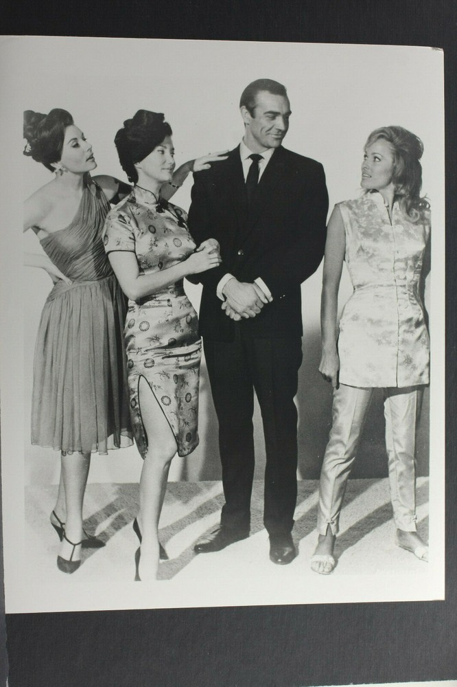 Dr No Sean Connery Three Actresses Pub Shot- 8×10″ Photo Print – Vintage L1306B